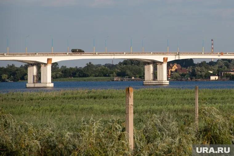 Двое неизвестных прыгнули с моста в Тюмени