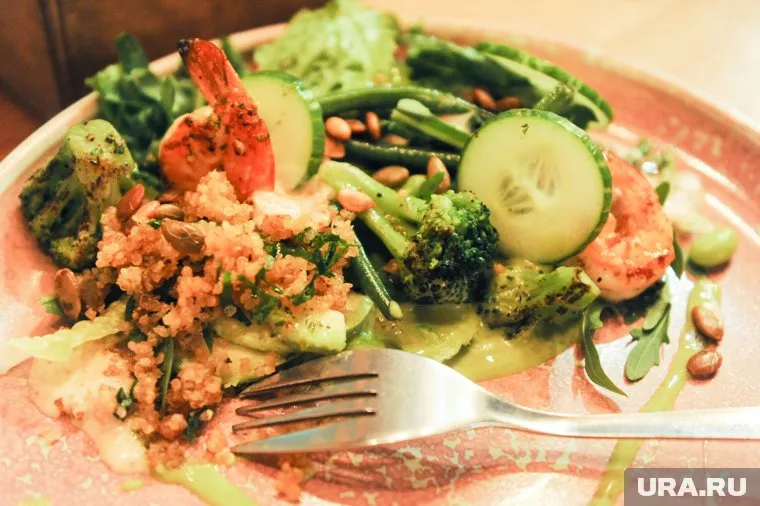 Диетолог раскрыл секрет, как похудеть при новогодних застольях