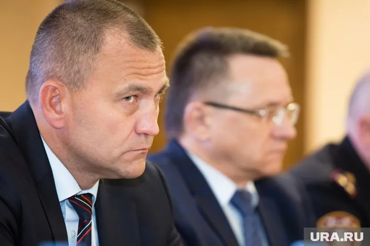 Глава Сургутского района Андрей Трубецкой (слева) не смог оставить без внимания видео со своим участием