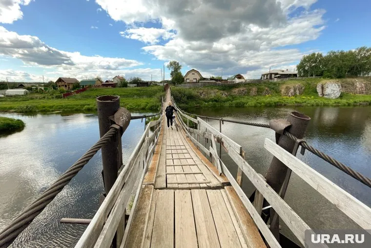 Мост был закрыт из-за опасности дальнейшего разрушения (архивное фото)