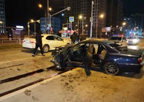 В Екатеринбуге лихач без прав пытался уйти от погони и влетел в столб