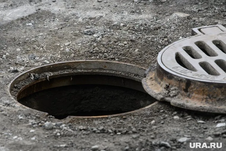 Мужчина, упавший в коллектор, травм не получил