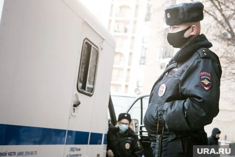 Правоохранители задержали двух мигрантов за поджог автомобилей