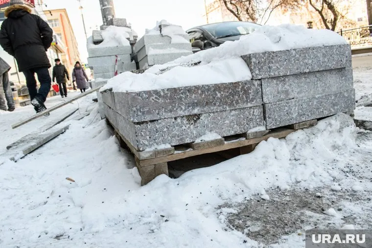 В мэрии Нового Уренгоя отказались принимать уложенную на сугробы дорожку