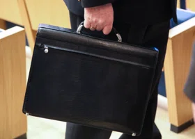 Бывший челябинский вице-губернатор Сербинов избавляется от бизнеса на фоне уголовок в его банке