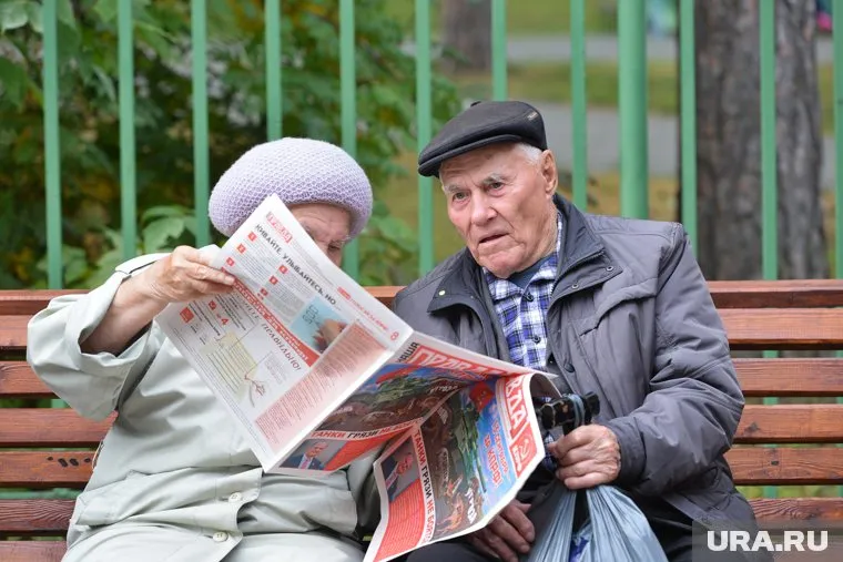 Выплаты смогут получать мужчины начиная с 60 лет и женщины с 55 лет