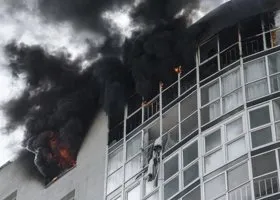 Дроны ВСУ атаковали три многоэтажки в Курске, квартиры охватил пожар, есть пострадавшие: видео