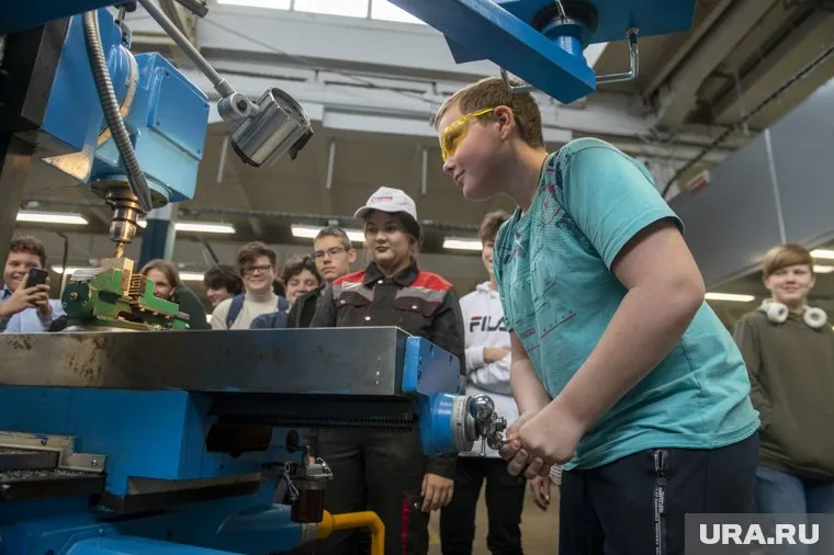 Обучение старшеклассников в ПТУ позволит снизить кадровый голод, считает Куйвашев