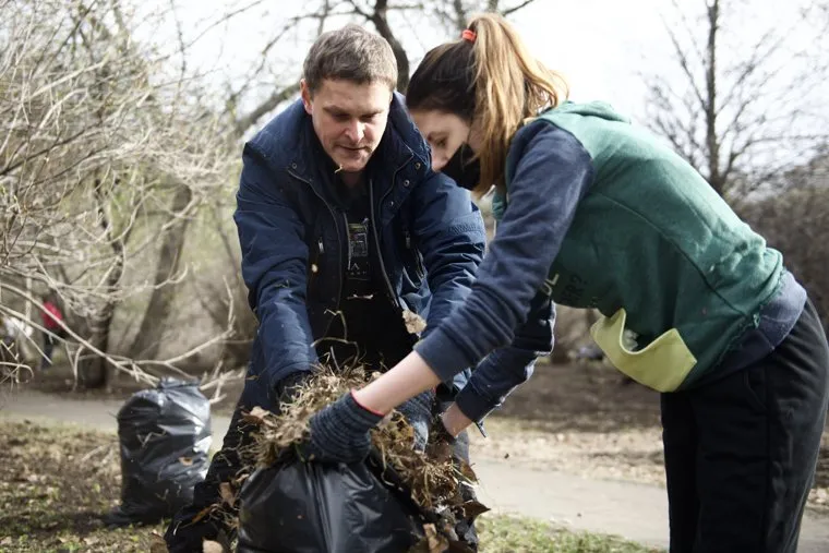 Алексей Орлов на субботнике в денропарке. Екатеринбург