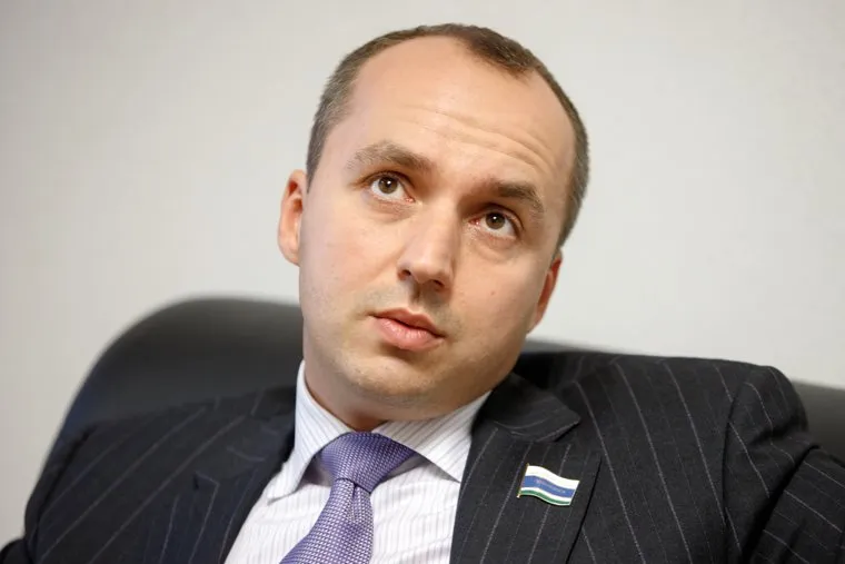 Интервью с координатором Единой России по Екатеринбургу Михаилом Клименко, клименко михаил, смотрит вверх