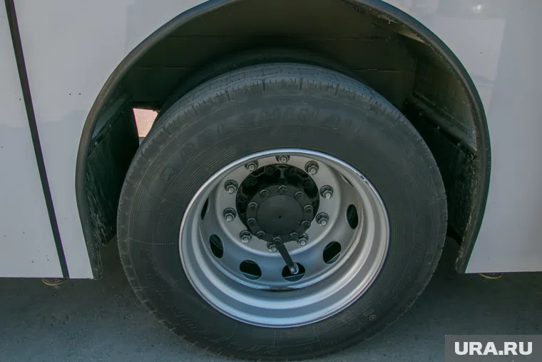 Автобус остался без двух колес 