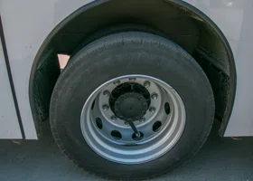 Пассажирский автобус в ЯНАО потерял два колеса на ходу