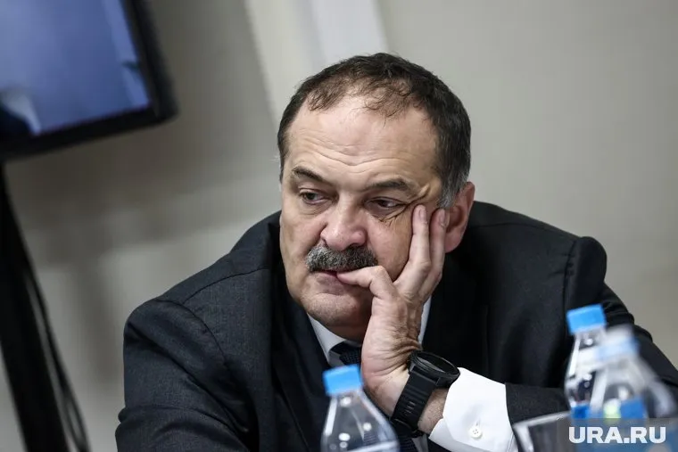 Меликов объявил минуту молчания в память погибших в Дербенте и Махачкале