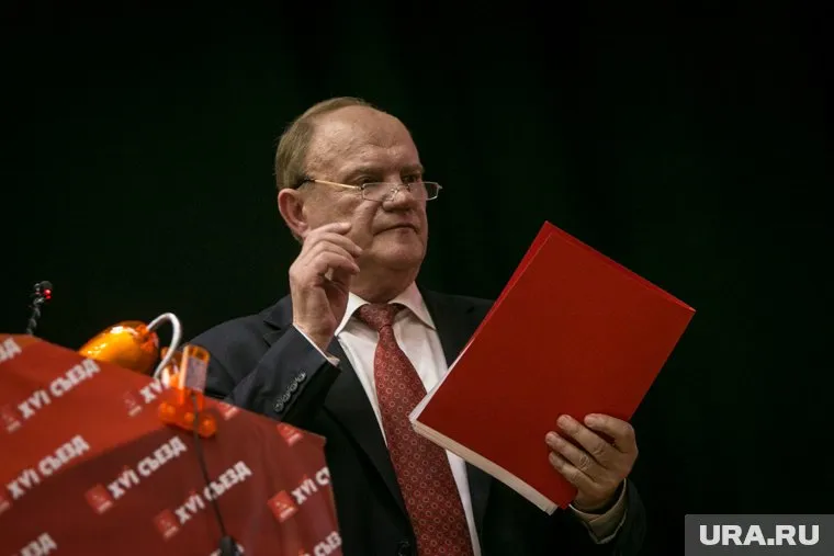 Геннадия Зюганова поздравили с 75-летием, вручив ему книгу и гравюру