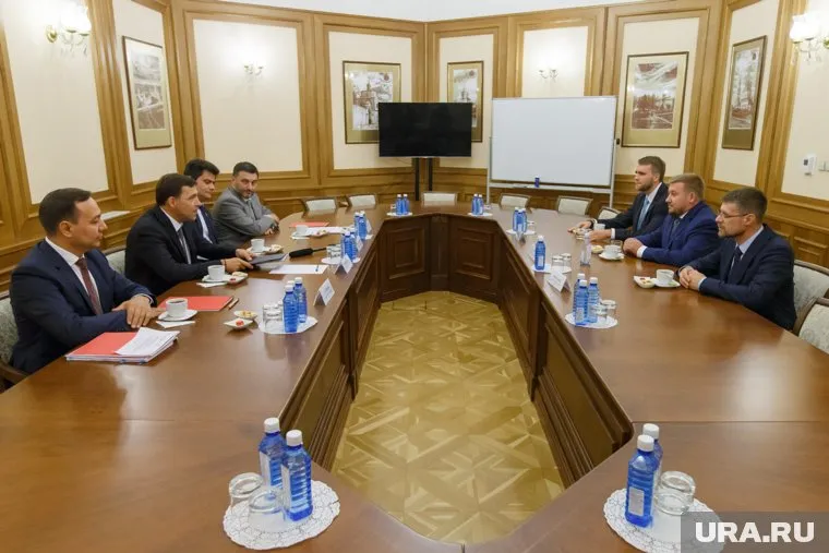 Чтобы в ЛДПР ничего не напутали, власть показала своего кандидата в мэры «натурно»