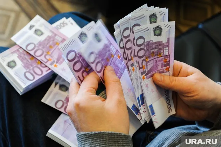 Евро вновь поднялся выше 90 рублей