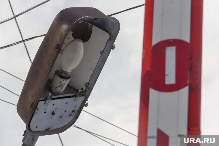 Водитель на высокой скорости врезался в фонарный столб