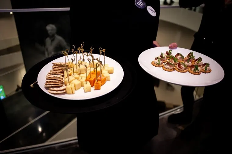 Последний светский визит в Екатеринбург посла Великобритании в России Лори Бристоу и открытие выставки Карла Стимпсона «Музыка»