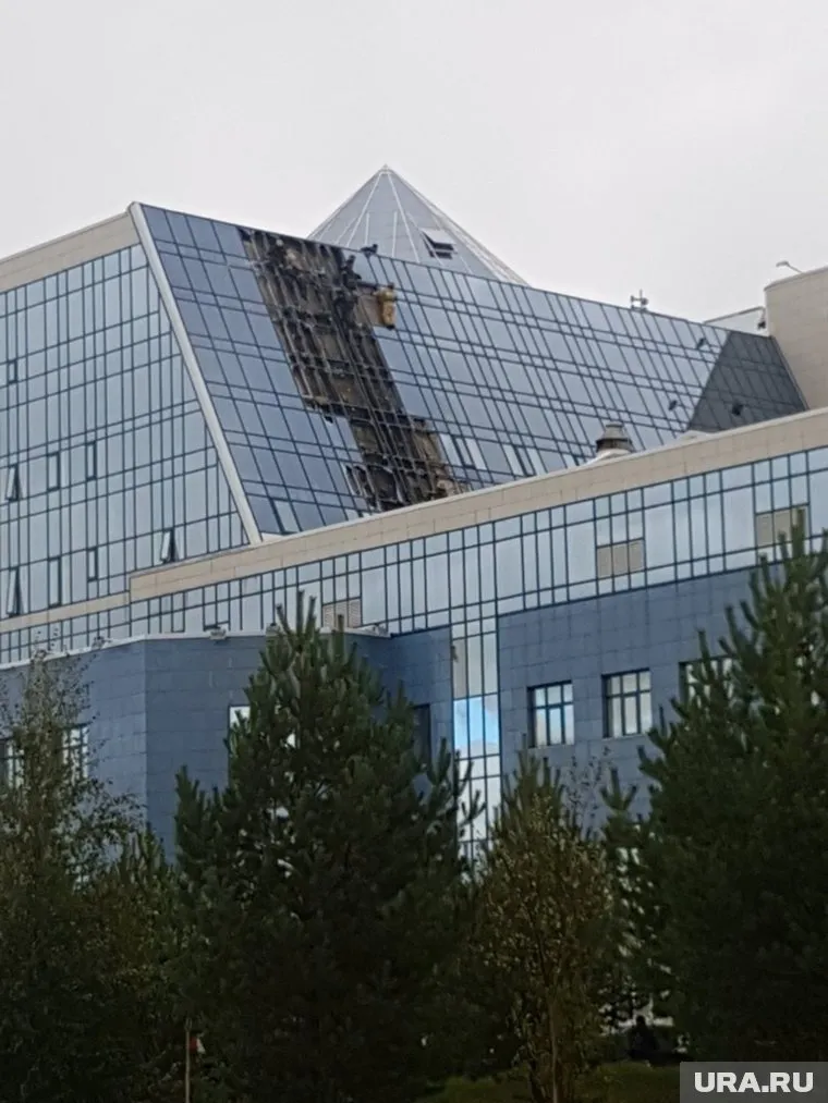 Часть знаменитой стеклянной кровли СурГУ выгорела