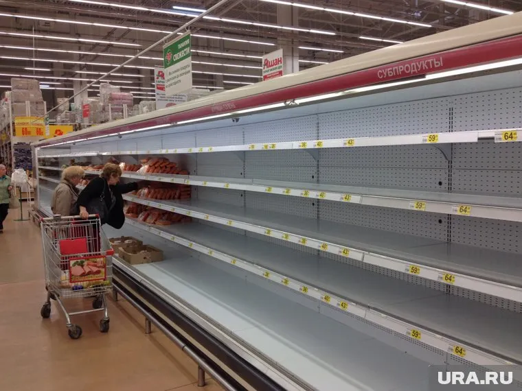 На полках магазинов не хватает молочных продуктов, мяса, яиц, овощей и фруктов