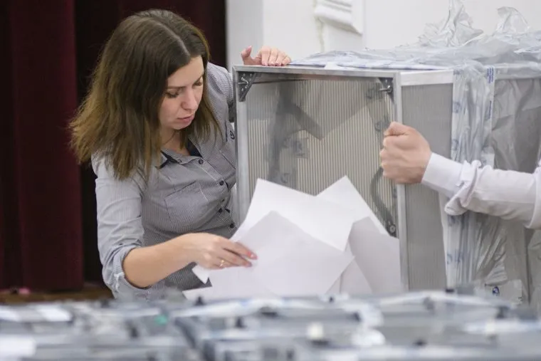 Подсчёт бюллетеней опроса по храму Святой Екатерины. Екатеринбург