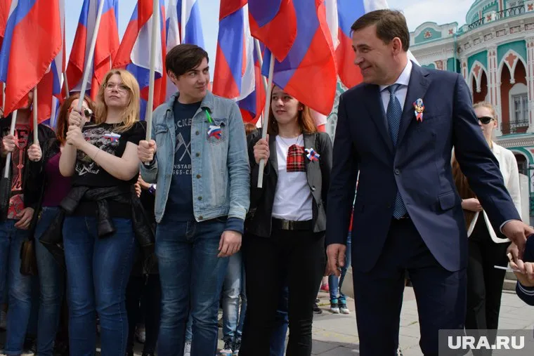 Евгений Куйвашев вручил флаги, прошелся во главе колонны и спел с хором. Вечером его ждет Париж