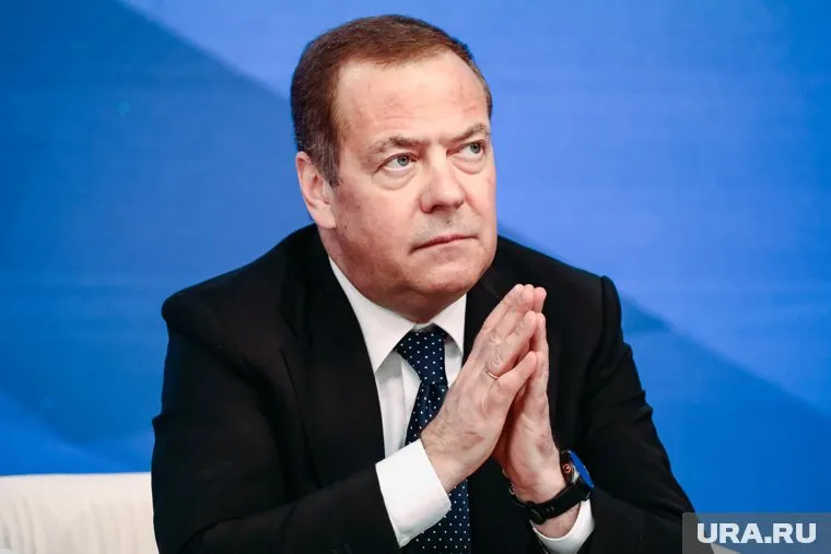 Зампред Совбеза РФ Дмитрий Медведев посоветовал ВСУ "просто зажмуриться", чтобы проблема "Орешника" исчезла