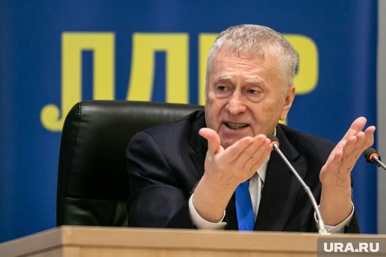 Владимиру Жириновскому нравится памятник Аленке из Нововоронежа