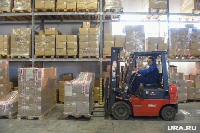 На складе необходимо фасовать готовую продукцию в коробки (архивное фото)
