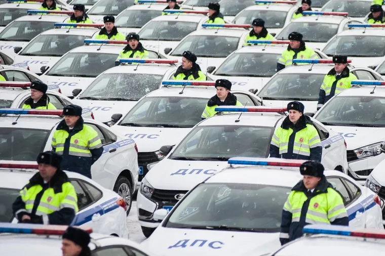 Вручение свердловским полицейским ключей от новых автомобилей. Екатеринбург , машина дпс, машины, полиция, правоохранительные органы, гибдд, дпс, автомобили