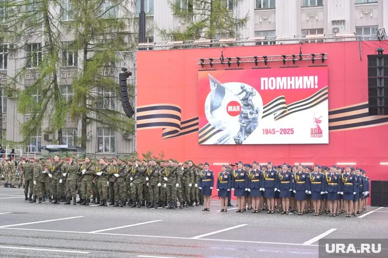 Участница парада в Перми обронила туфлю