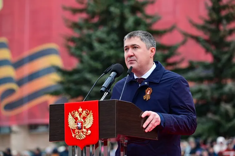 Торжественное прохождение войск Пермского гарнизона и военной техники на Октябрьской площади. Пермь