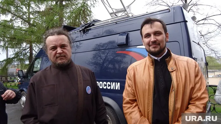 По мнению Виктора Норкина (справа) и отца Сергия Смирнова (слева), Иисус был среди тех, кто заступался за блогера