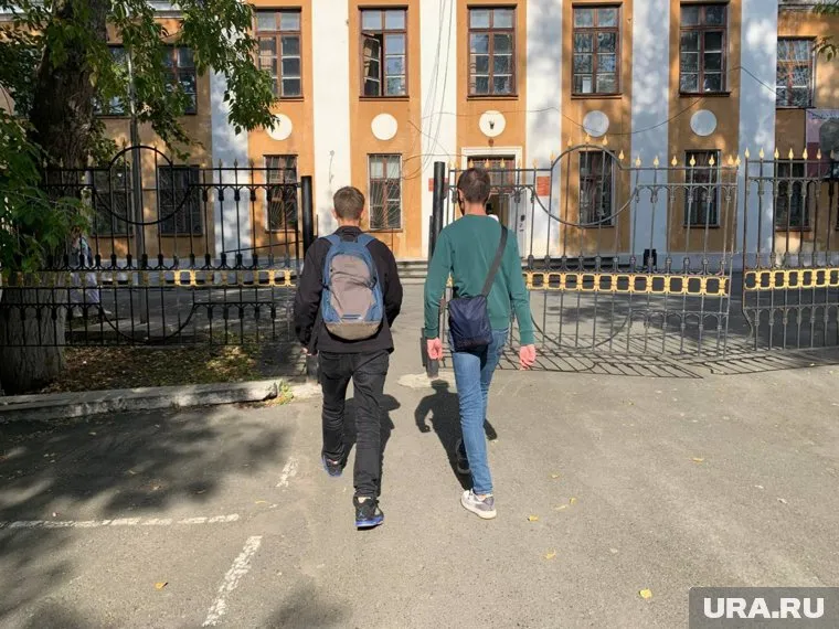 В военкоматы приходят как возрастные, так и молодые люди