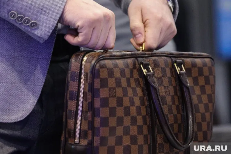 Думу Ханты-Мансийска досрочно покинул депутат от партии «Справедливая Россия»