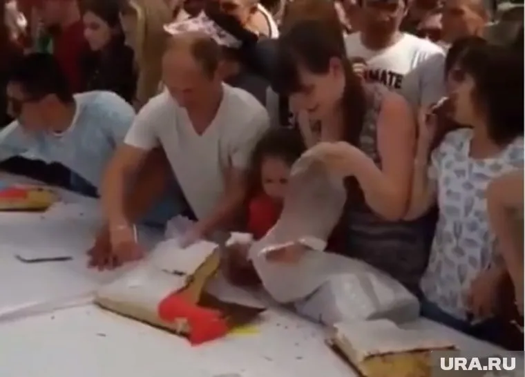 «Охотники» на торт собрались вокруг праздничного стола за несколько часов