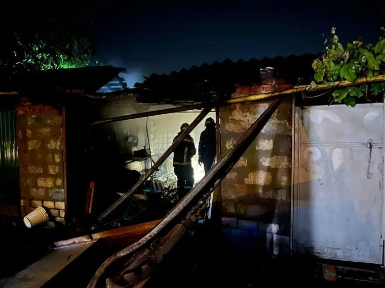 Оперативные службы ликвидируют последствия ночной атаки на Курск