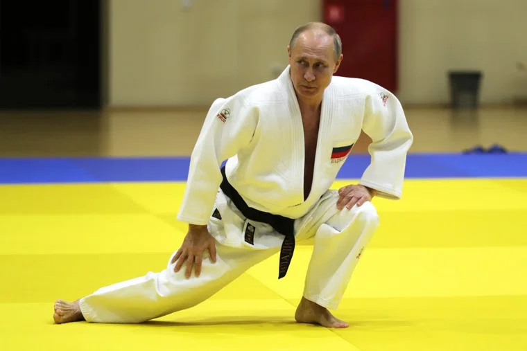 Путин с детство занимается спортом и обладает черным поясом по самбо