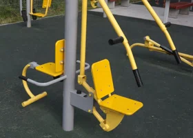 В пермском лесу появилась современная спортивная площадка с тренажерами