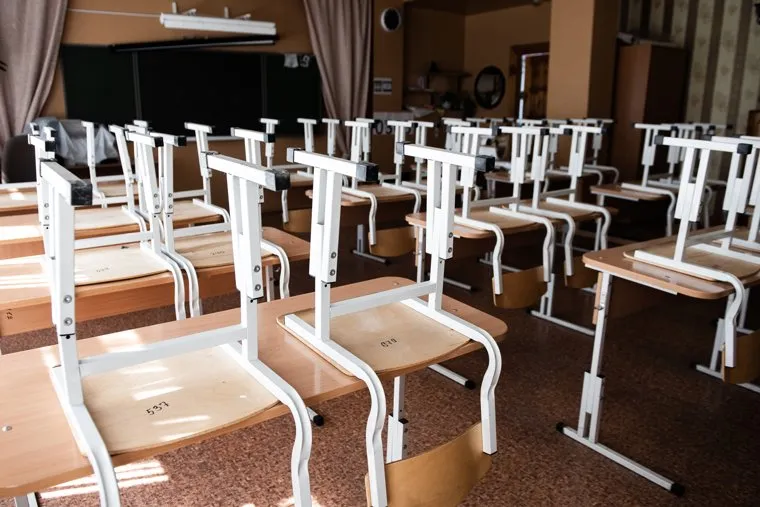 Монтаж камер, которые будут обеспечивать видеотрансляцию в ходе сдачи ЕГЭ. Екатеринбург