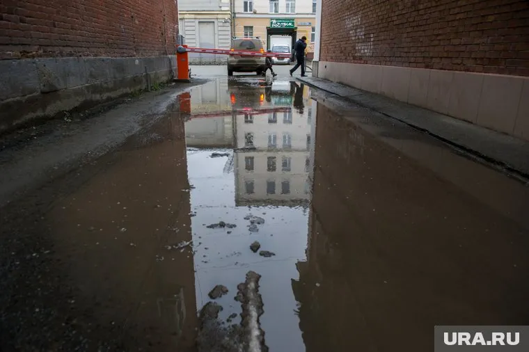 Жители Каменска-Уральского жалуются на огромную лужу
