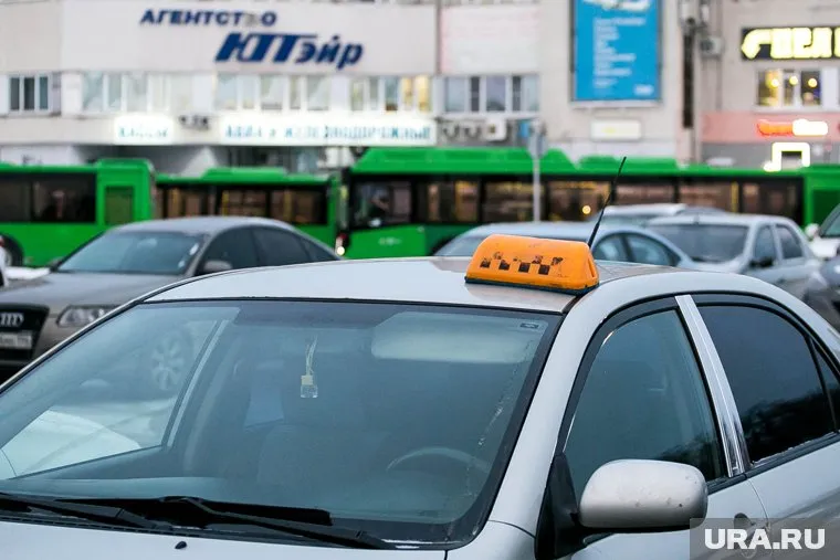Тюменские фирмы за деньги помогают таксистам получить допуск к работе