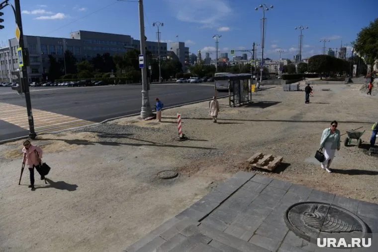 Тысячи человек в День города столкнутся с проблемой: одна из главных пешеходных площадок остается разбитой