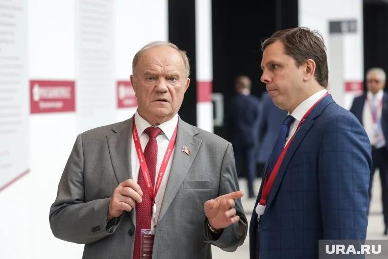 Губернатор Андрей Клычков (справа) доказывает партийному шефу свою эффективность
