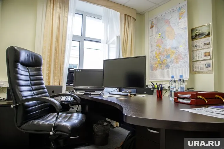 Решение о том, кто именно займет кресло высокопоставленного чиновника, остается за губернатором Комаровой.