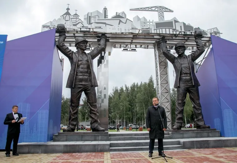 Памятник строителям в Сургуте установили накануне профессионального праздника