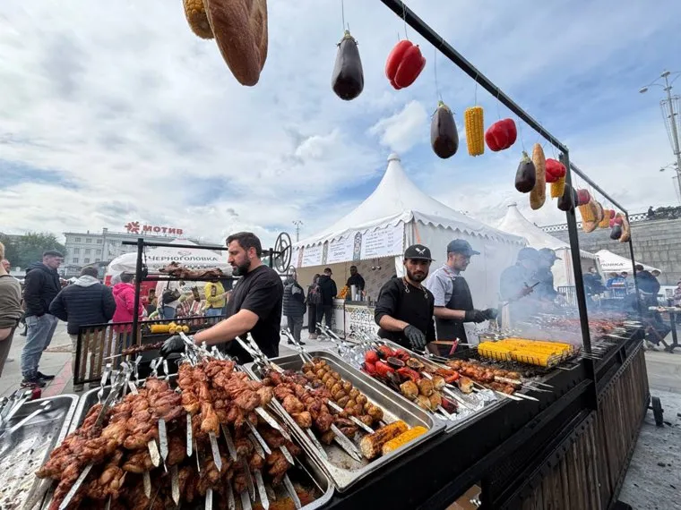 В Историческом сквере проходит ежегодный фестиваль барбекю