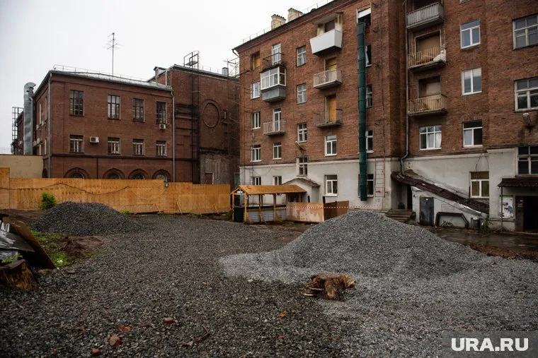 Снос начался с демонтажа пластиковых окон