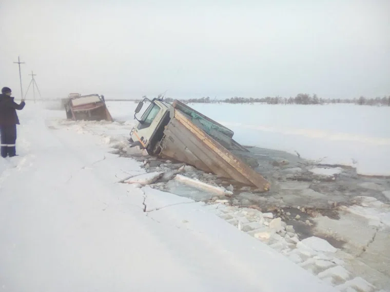 Грузовики пытаются вытащить из полыньи уже неделю