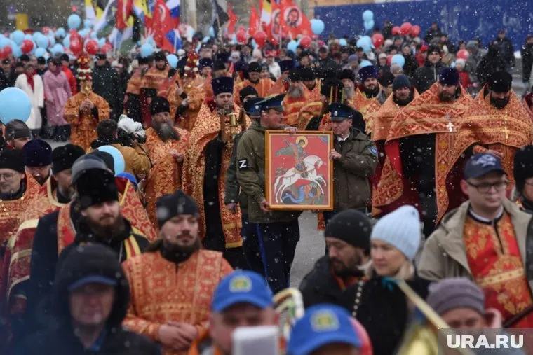 Во время шествия священники окропляли горожан святой водой